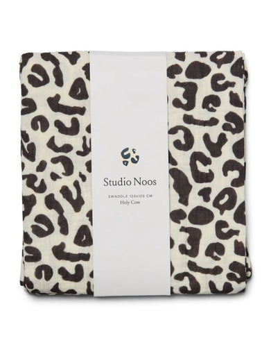 Studio Noos Musselin Swaddle Holy Cow, 120x120 cm aus 100 % Bio-Baumwolle – vielseitig als Tuch oder Accessoire.