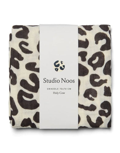 Studio Noos Musselin Swaddle Holy Cow, 70x70 cm aus 100 % Bio-Baumwolle – vielseitig verwendbar.