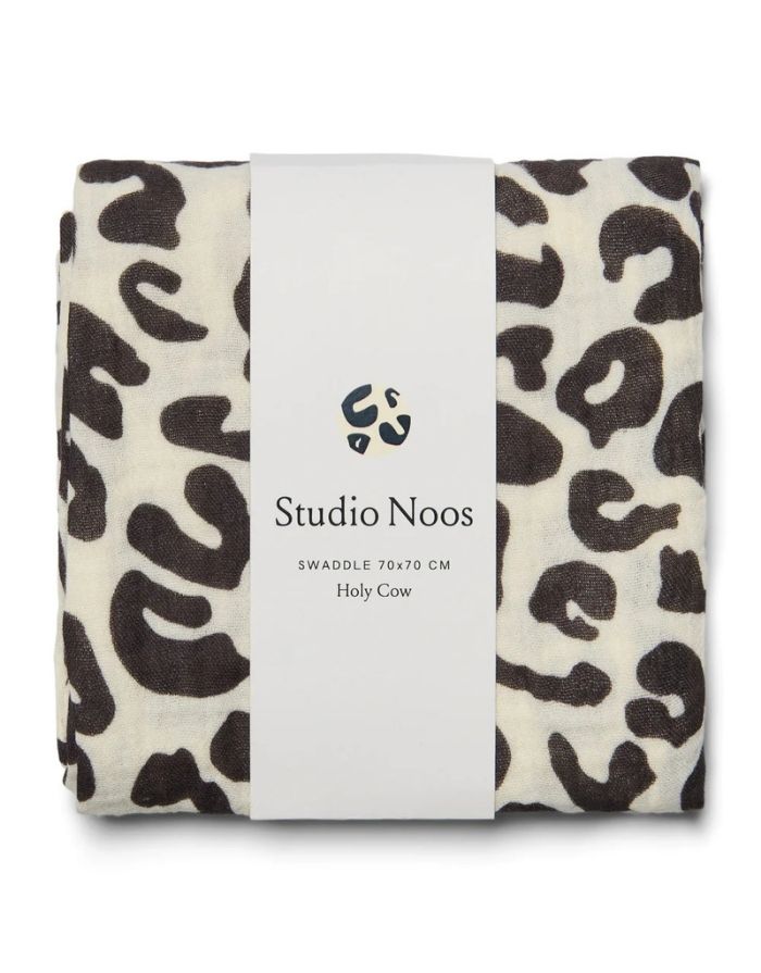 Studio Noos Musselin Swaddle Holy Cow, 70x70 cm aus 100 % Bio-Baumwolle – vielseitig verwendbar.
