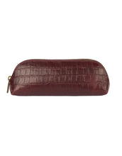 Laden Sie das Bild in den Galerie-Viewer, O MY BAG Pencil Case Croco Large Dark Cherry – geräumiges Etui aus Croco-Leder mit Reißverschluss.
