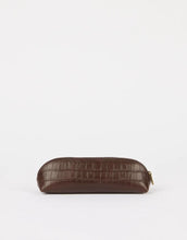 Laden Sie das Bild in den Galerie-Viewer, O MY BAG Pencil Case Croco Small Chocolate – kompaktes Etui aus Croco-Leder mit Reißverschluss.
