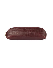 Laden Sie das Bild in den Galerie-Viewer, O MY BAG Pencil Case Croco Small Dark Cherry – kompaktes Etui aus Croco-Leder mit Reißverschluss.
