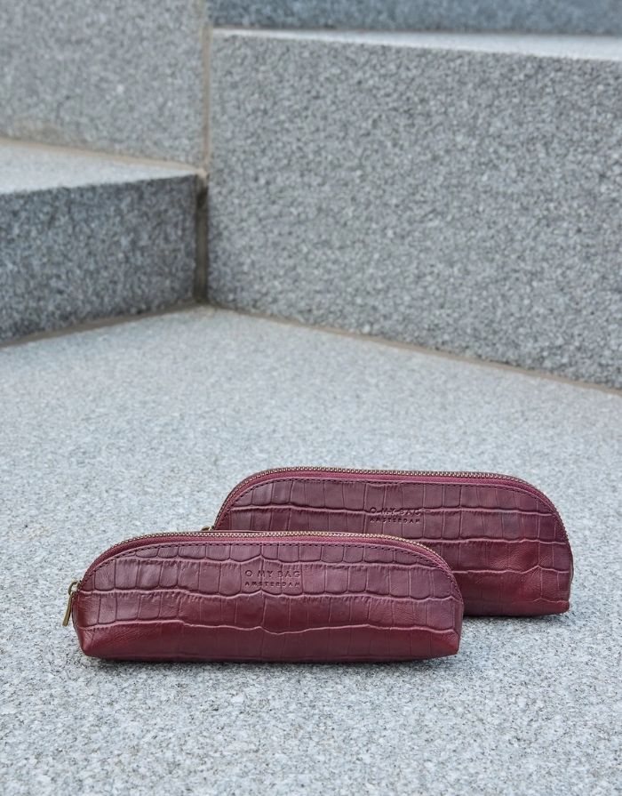 O MY BAG Pencil Case Croco Large Dark Cherry – geräumiges Etui aus Croco-Leder mit Reißverschluss.