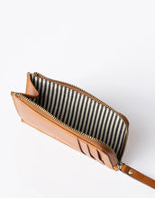Laden Sie das Bild in den Galerie-Viewer, O MY BAG Coin Purse Lola Cognac – kompaktes Portemonnaie aus Classic Leather mit Kartenfächern und Reißverschluss.
