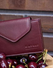 Laden Sie das Bild in den Galerie-Viewer,  O MY BAG Harmonica Wallet Classic Leather Cherry Red – kompaktes Portemonnaie mit Akkordeon-Fächern und Münzfach.
