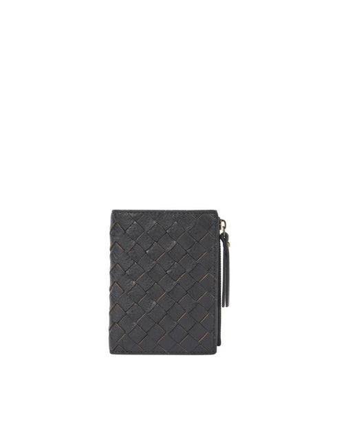 Kompakte Leder-Geldbörse Jamie Wallet von O My Bag in der Farbe Black mit Druckknopfverschluss, Kartenfächern und Münzfach mit Reißverschluss.