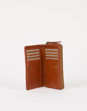 Laden Sie das Bild in den Galerie-Viewer, O MY BAG Jett Wallet Classic Leather Cognac – elegantes Portemonnaie mit Kartenfächern, Münzfach und Druckknopf.
