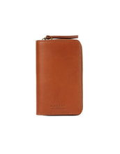 Laden Sie das Bild in den Galerie-Viewer, O MY BAG Jett Wallet Classic Leather Cognac – elegantes Portemonnaie mit Kartenfächern, Münzfach und Druckknopf.
