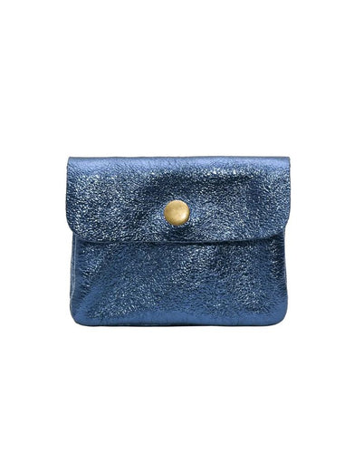 Kompaktes Portemonnaie aus blauem metallic Rindsleder von Cherry Paris mit Druckknopfverschluss, zwei Fächern (eins mit Reißverschluss), handlich im Format 11 x 9 x 2 cm – ideal für Karten, Scheine und Münzen.
