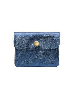 Kompaktes Portemonnaie aus blauem metallic Rindsleder von Cherry Paris mit Druckknopfverschluss, zwei Fächern (eins mit Reißverschluss), handlich im Format 11 x 9 x 2 cm – ideal für Karten, Scheine und Münzen.