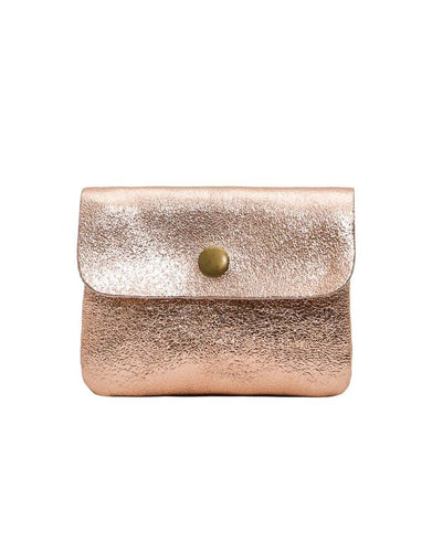 Kompaktes Portemonnaie aus rosa metallic Rindsleder von Cherry Paris mit Druckknopfverschluss, zwei Fächern (eins mit Reißverschluss), handlich im Format 11 x 9 x 2 cm – ideal für Karten, Scheine und Münzen.