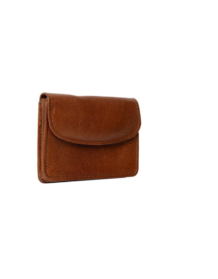 Kompaktes Marli Portemonnaie von Re:Designed in Walnut aus hochwertigem Leder mit Druckknopfverschluss und Reißverschlussfächern Seitlich