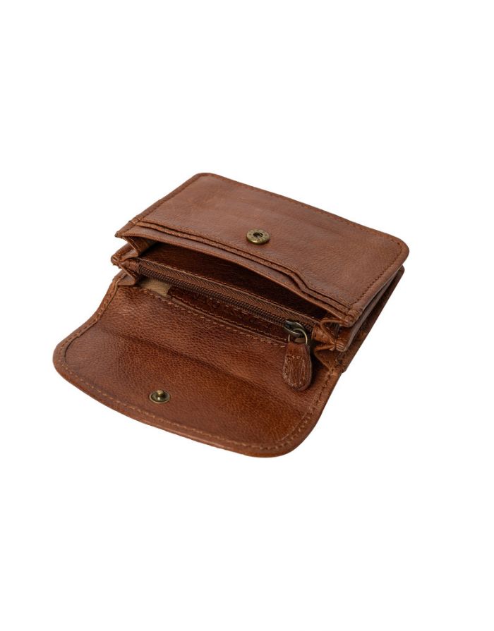 Kompaktes Marli Portemonnaie von Re:Designed in Walnut aus hochwertigem Leder mit Druckknopfverschluss und Reißverschlussfächern Innen