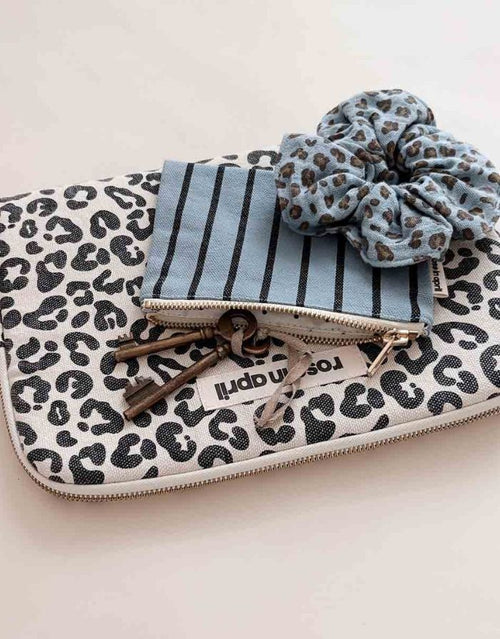 Kleine Tasche für Kosmetik oder Geld von Rose in April in Blau mit schwarzen Streifen auf eine Leo Laptoptasche
