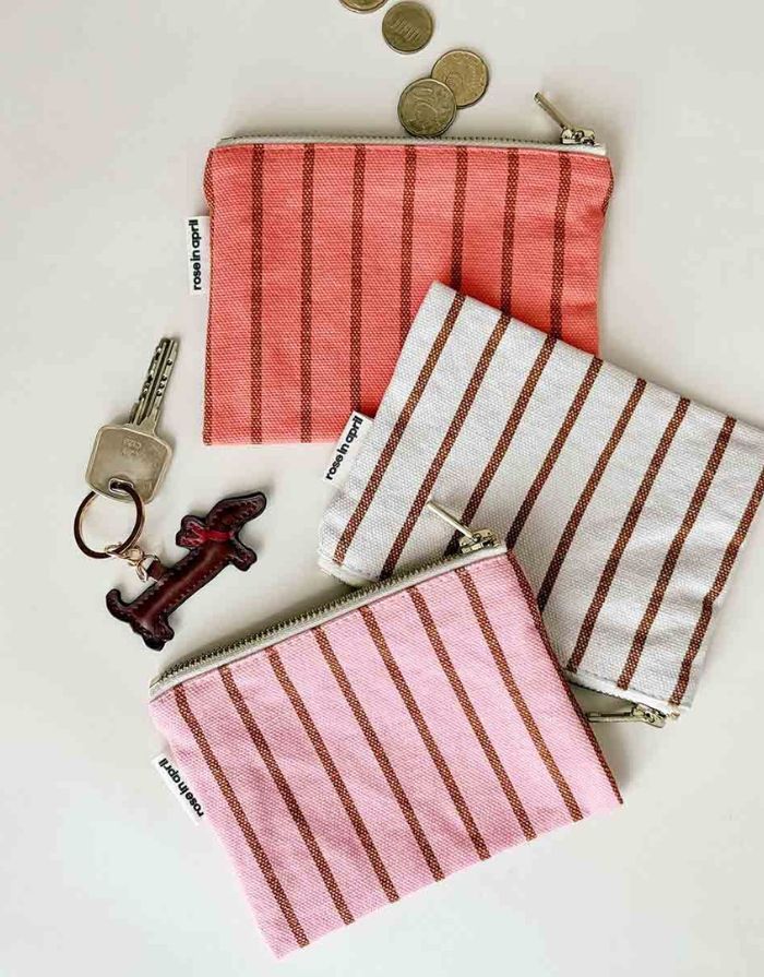 Kleine Tasche für Kosmetik oder Geld von Rose in April in Beige mit braunen Streifen mit zwei weiteren Taschen