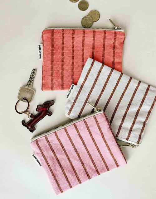 Kleine Tasche für Kosmetik oder Geld von Rose in April in Beige mit braunen Streifen mit zwei weiteren Taschen