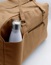 Laden Sie das Bild in den Galerie-Viewer, Hindbag Reisetasche Yves XL aus Bio-Baumwolle in Zimt, verstellbarer Schultergurt, Reißverschluss, nachhaltiges Material.
