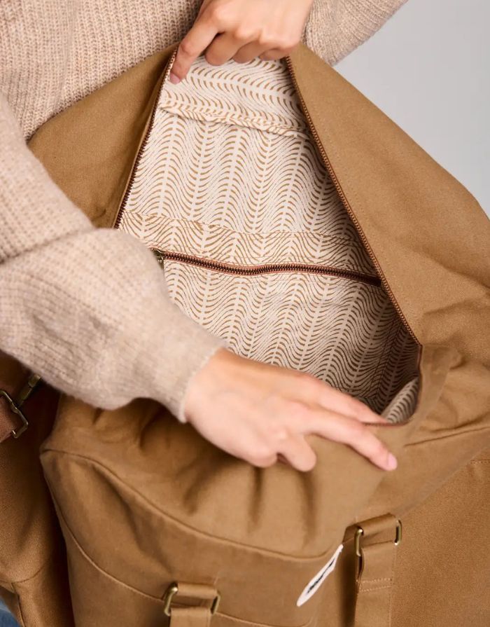 Hindbag Reisetasche Yves XL aus Bio-Baumwolle in Zimt, verstellbarer Schultergurt, Reißverschluss, nachhaltiges Material.