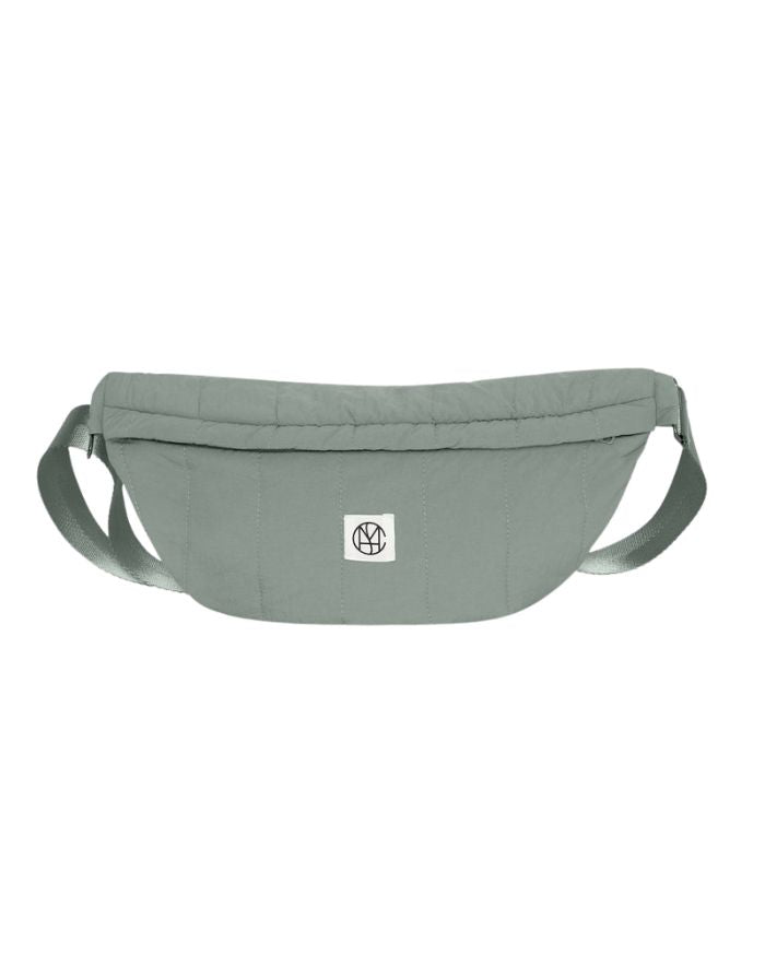 MSCH Copenhagen Bauchtasche Sasja Icon Laurel Wreath in meliertem Grün mit gestepptem Design und verstellbarem Gurt.