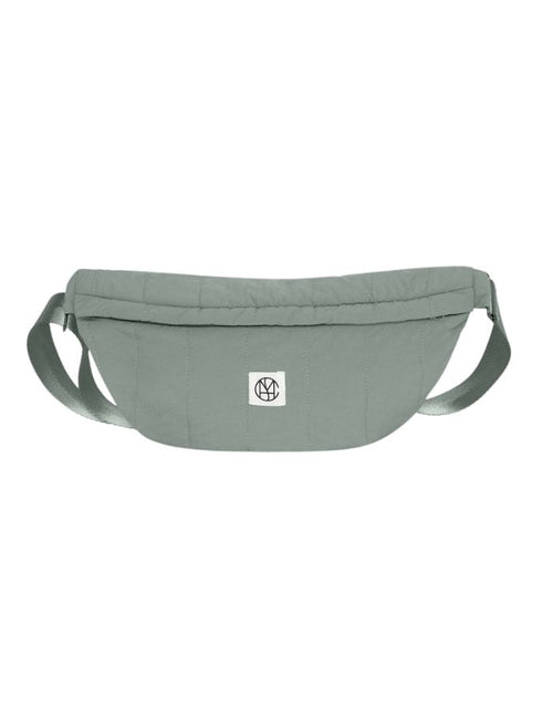MSCH Copenhagen Bauchtasche Sasja Icon Laurel Wreath in meliertem Grün mit gestepptem Design und verstellbarem Gurt.