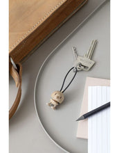 Laden Sie das Bild in den Galerie-Viewer, Hoptimist® Schlüsselanhänger Bumble Eiche braun – FSC®-zertifizierter Holz-Anhänger mit fröhlichem Hoptimist-Design.

