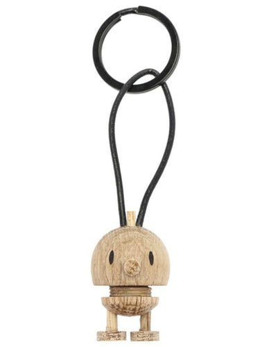 Hoptimist® Schlüsselanhänger Bumble Eiche braun – FSC®-zertifizierter Holz-Anhänger mit fröhlichem Hoptimist-Design.
