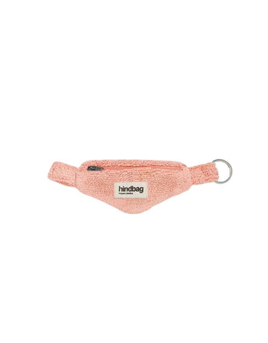 Schlüsselanhänger Côme von Hindbag in Korallenrosa in Form einer Mini-Bauchtasche mit Reißverschluss.