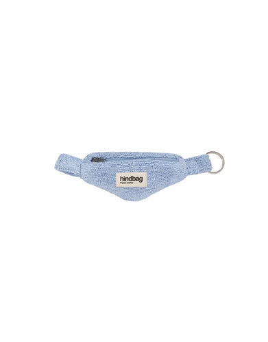 Schlüsselanhänger Côme von Hindbag in Wolkenblau in Form einer Mini-Bauchtasche mit Reißverschluss.