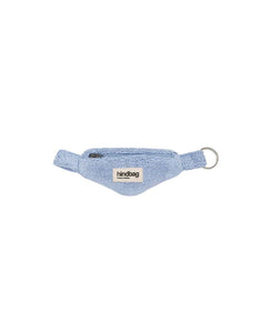 Schlüsselanhänger Côme von Hindbag in Wolkenblau in Form einer Mini-Bauchtasche mit Reißverschluss.