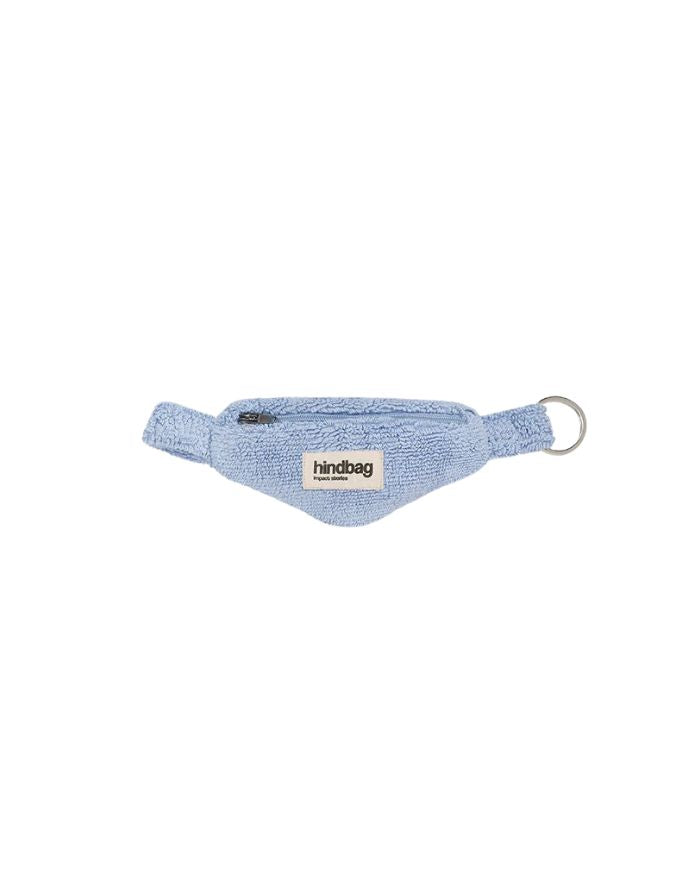 Schlüsselanhänger Côme von Hindbag in Wolkenblau in Form einer Mini-Bauchtasche mit Reißverschluss.
