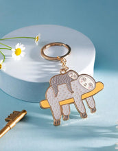 Laden Sie das Bild in den Galerie-Viewer, Sass &amp; Belle Schlüsselanhänger Faultier aus Emaille mit süßem Tiermotiv.
