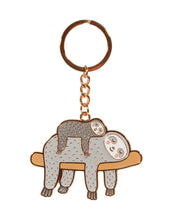 Laden Sie das Bild in den Galerie-Viewer, Sass &amp; Belle Schlüsselanhänger Faultier aus Emaille mit süßem Tiermotiv.
