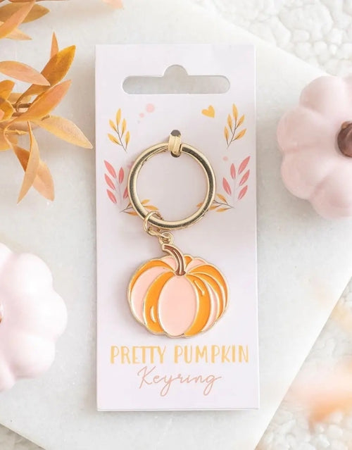 Schlüsselanhänger mit Kürbis in Rosa und Orange von Something Different in der Verpackung