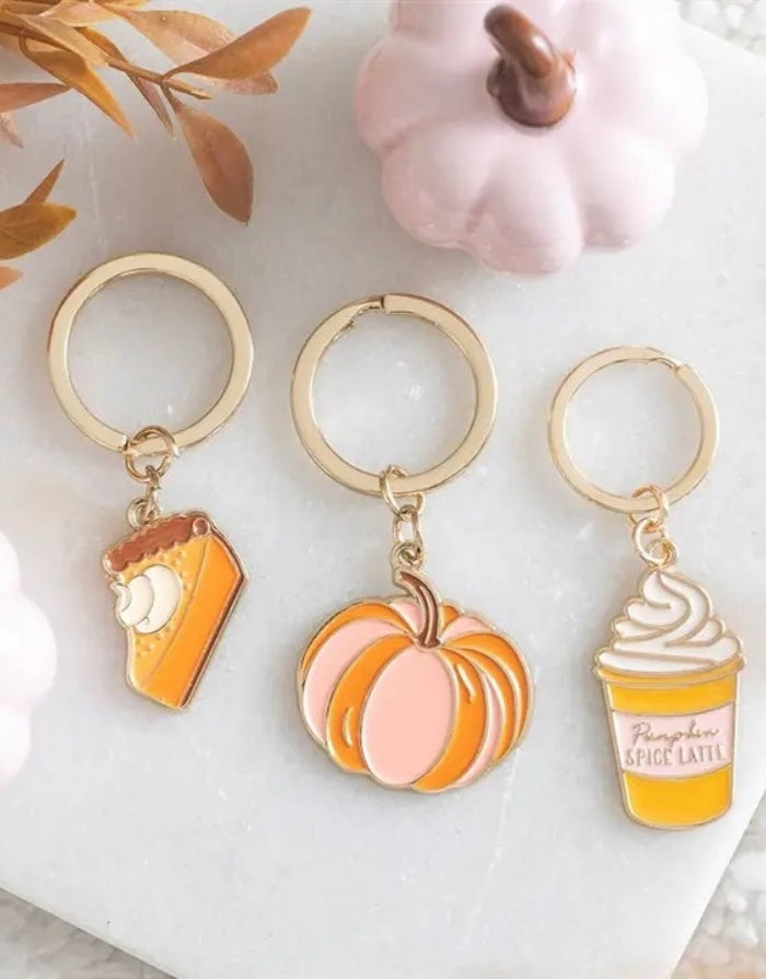 Kürbiskuchen-Schlüsselanhänger von Something Different im verspielten Pumpkin-Pie-Design als herbstliches Accessoire für Schlüssel und Taschen mit weiteren Schlüsselanhängern