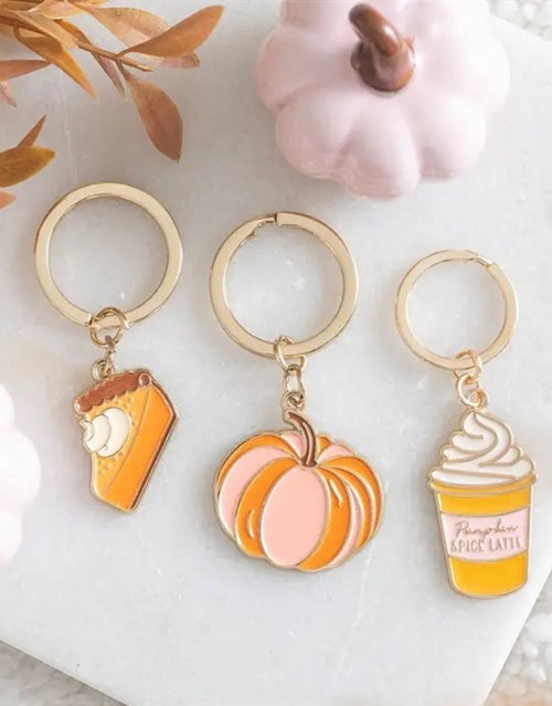 Kürbiskuchen-Schlüsselanhänger von Something Different im verspielten Pumpkin-Pie-Design als herbstliches Accessoire für Schlüssel und Taschen mit weiteren Schlüsselanhängern