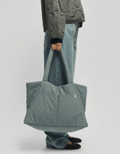 Laden Sie das Bild in den Galerie-Viewer, MSCH Copenhagen Tasche Siria Sasja Icon Laurel Wreath in Grün als gesteppter Shopper mit gepolsterten Griffen.
