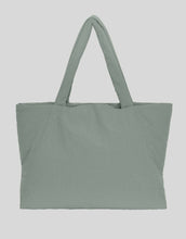 Laden Sie das Bild in den Galerie-Viewer, MSCH Copenhagen Tasche Siria Sasja Icon Laurel Wreath in Grün als gesteppter Shopper mit gepolsterten Griffen.
