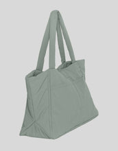 Laden Sie das Bild in den Galerie-Viewer, MSCH Copenhagen Tasche Siria Sasja Icon Laurel Wreath in Grün als gesteppter Shopper mit gepolsterten Griffen.
