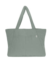 Laden Sie das Bild in den Galerie-Viewer, MSCH Copenhagen Tasche Siria Sasja Icon Laurel Wreath in Grün als gesteppter Shopper mit gepolsterten Griffen.
