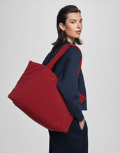 Laden Sie das Bild in den Galerie-Viewer, MSCH Copenhagen Shopper Siria Sasja Icon Syrah – nachhaltige Tasche in Dunkelrot
