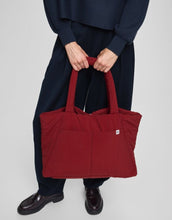 Laden Sie das Bild in den Galerie-Viewer, MSCH Copenhagen Shopper Siria Sasja Icon Syrah – nachhaltige Tasche in Dunkelrot
