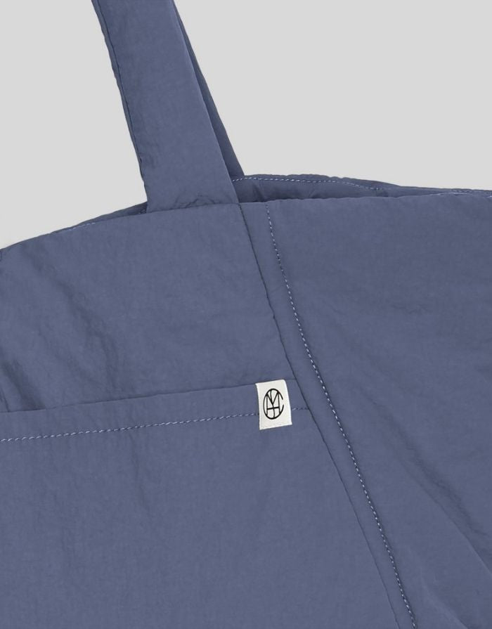 MSCH Copenhagen Shopper Tasche Siria Sasja Icon Vintage Indigo in gesteppter Optik mit gepolsterten Henkeln.