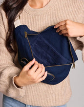 Laden Sie das Bild in den Galerie-Viewer, Fanny Pack Sofia XL von Hindbag in Navy – große Gürteltasche aus GOTS-zertifizierter Bio-Baumwolle mit zwei Außentaschen und verstellbarem Gürtelriemen.
