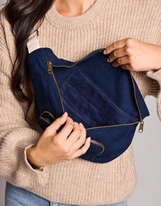 Fanny Pack Sofia XL von Hindbag in Navy – große Gürteltasche aus GOTS-zertifizierter Bio-Baumwolle mit zwei Außentaschen und verstellbarem Gürtelriemen.