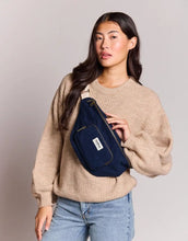 Laden Sie das Bild in den Galerie-Viewer, Fanny Pack Sofia XL von Hindbag in Navy – große Gürteltasche aus GOTS-zertifizierter Bio-Baumwolle mit zwei Außentaschen und verstellbarem Gürtelriemen.
