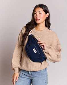 Fanny Pack Sofia XL von Hindbag in Navy – große Gürteltasche aus GOTS-zertifizierter Bio-Baumwolle mit zwei Außentaschen und verstellbarem Gürtelriemen.