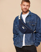 Laden Sie das Bild in den Galerie-Viewer, Fanny Pack Sofia XL von Hindbag in Navy – große Gürteltasche aus GOTS-zertifizierter Bio-Baumwolle mit zwei Außentaschen und verstellbarem Gürtelriemen.
