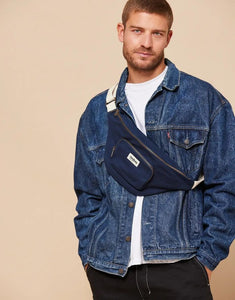 Fanny Pack Sofia XL von Hindbag in Navy – große Gürteltasche aus GOTS-zertifizierter Bio-Baumwolle mit zwei Außentaschen und verstellbarem Gürtelriemen.