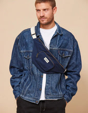 Laden Sie das Bild in den Galerie-Viewer, Fanny Pack Sofia XL von Hindbag in Navy – große Gürteltasche aus GOTS-zertifizierter Bio-Baumwolle mit zwei Außentaschen und verstellbarem Gürtelriemen.
