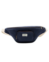 Laden Sie das Bild in den Galerie-Viewer, Fanny Pack Sofia XL von Hindbag in Navy – große Gürteltasche aus GOTS-zertifizierter Bio-Baumwolle mit zwei Außentaschen und verstellbarem Gürtelriemen.
